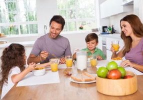 petit-dejeuner-famille-table